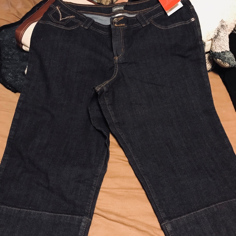 BN woman's Size 3 stretch Capris Venezia